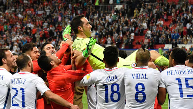 claudio-bravo-celebration-chile-portugal.jpg